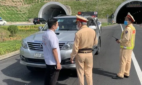 Bắt giữ ô tô không phù hiệu chở người từ Đà Nẵng về Quảng Bình